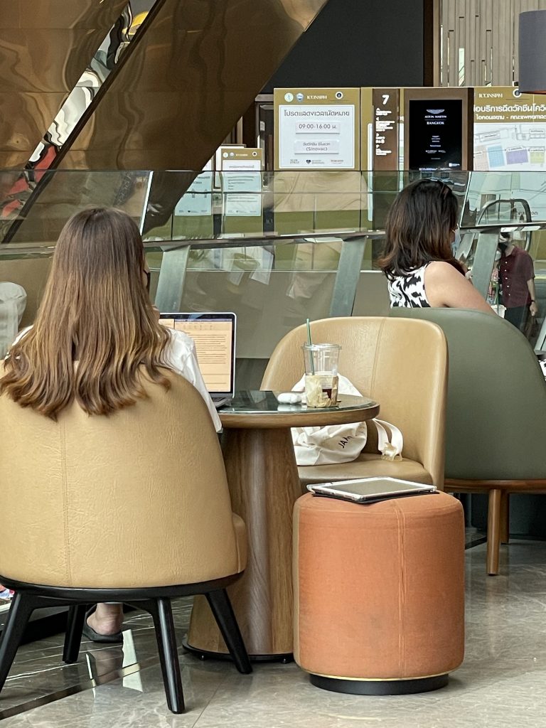 Macbook in Starbucks