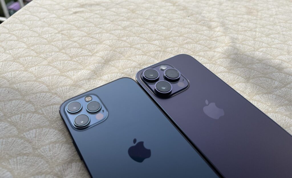 iPhone 12 Pro vs iPhone 14 Pro Camera bump without case
