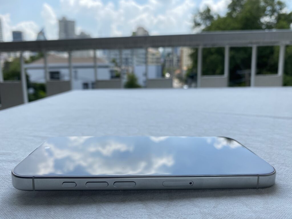 iPhone 16 Pro slope because of camera bump